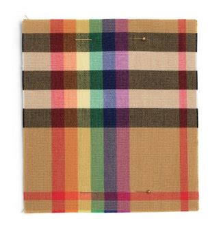 burberry e arcobaleno|Burberry, il check rivisto e corretto. In chiave rainbow.